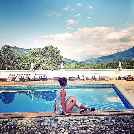 Hotel Tihiat Kat 아프릴치 외부 사진