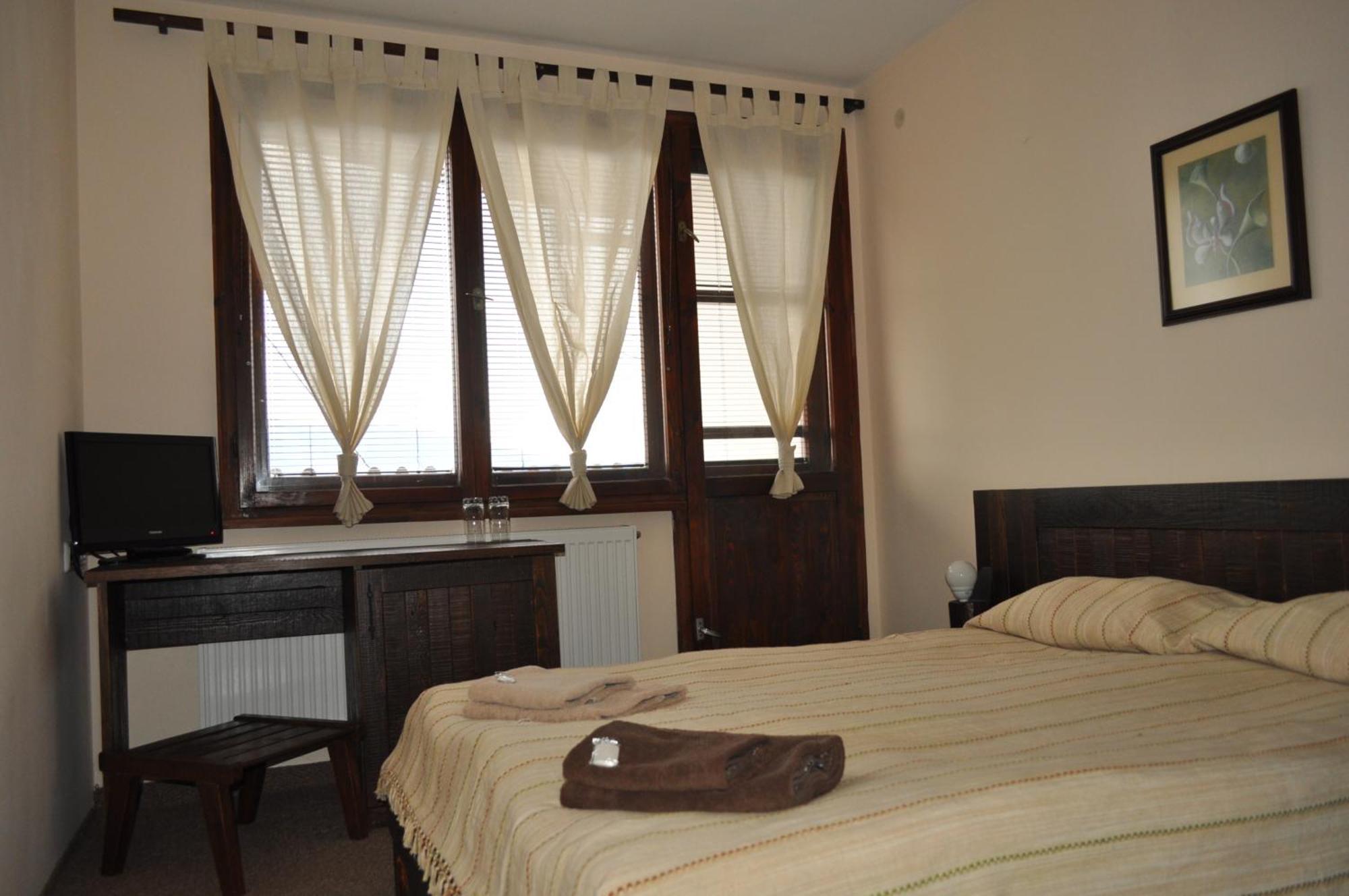 Hotel Tihiat Kat 아프릴치 외부 사진