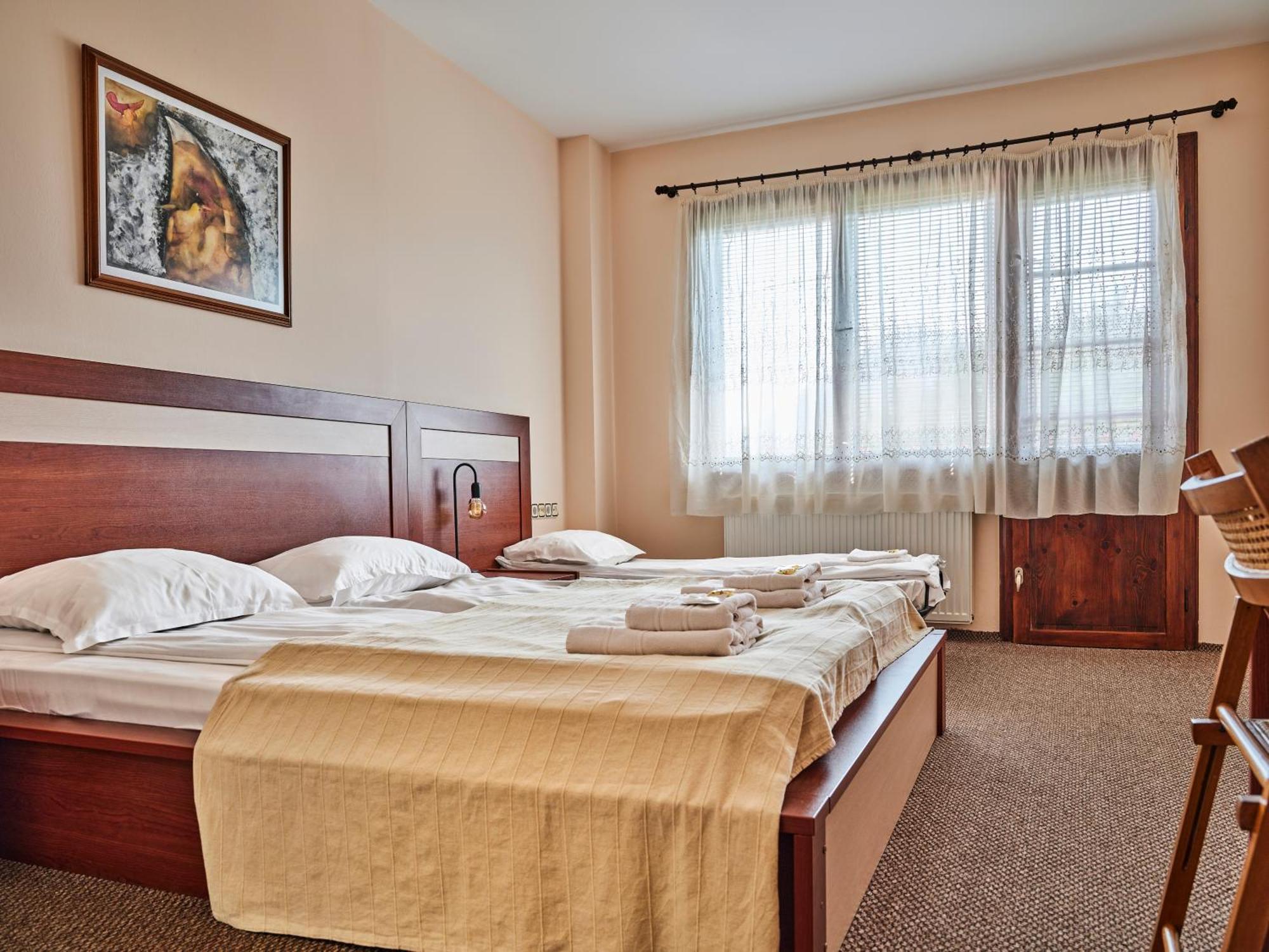 Hotel Tihiat Kat 아프릴치 외부 사진