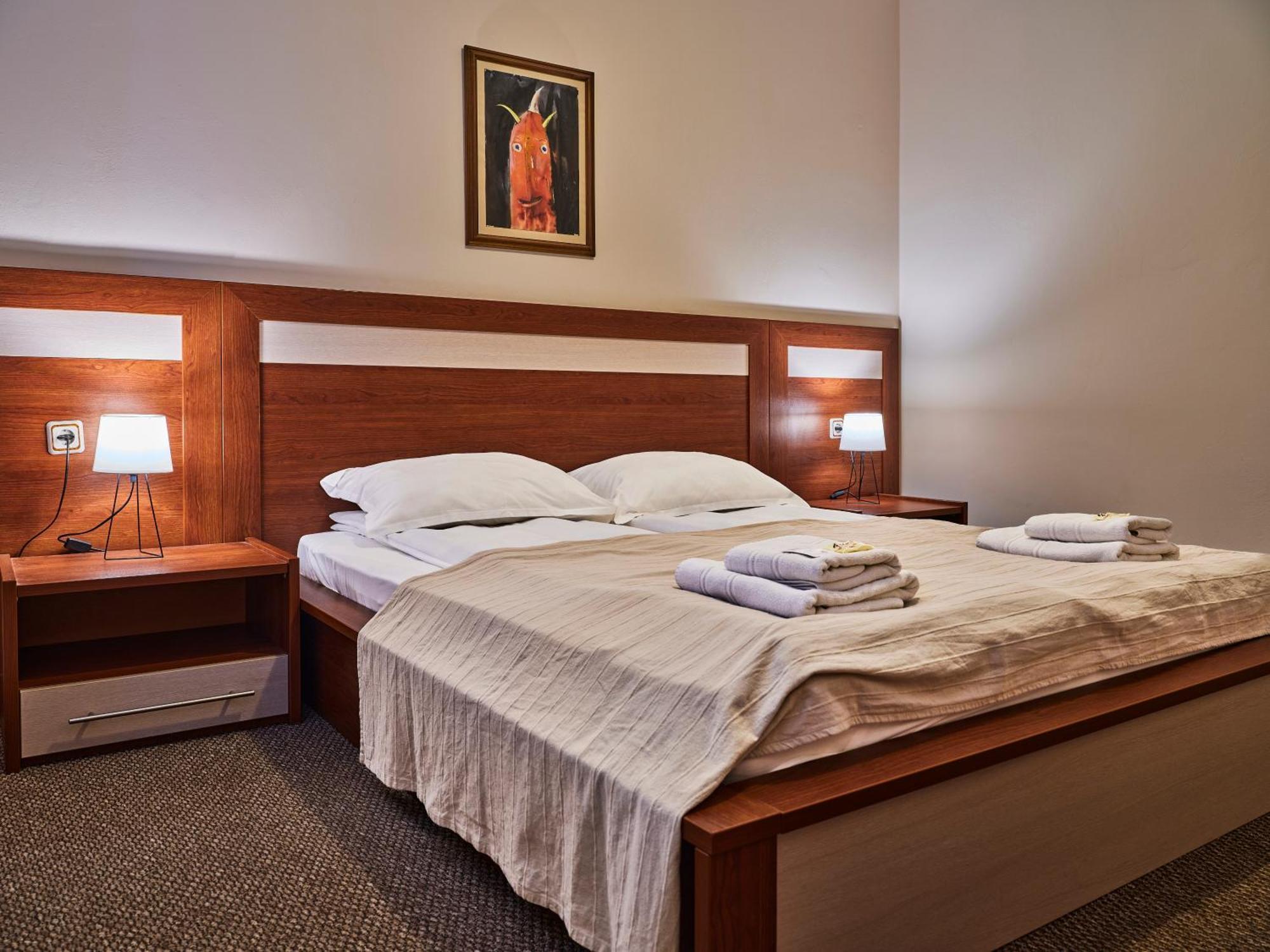 Hotel Tihiat Kat 아프릴치 외부 사진