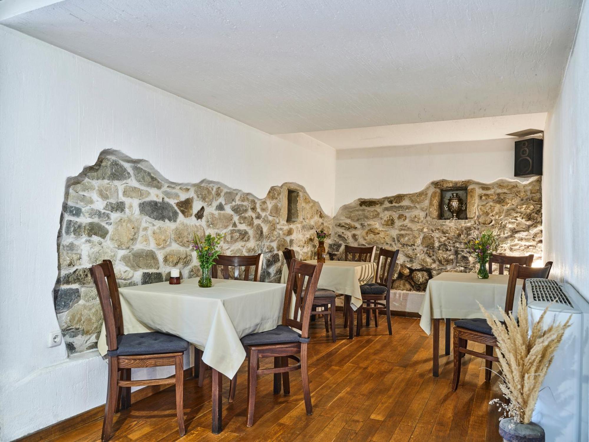 Hotel Tihiat Kat 아프릴치 외부 사진